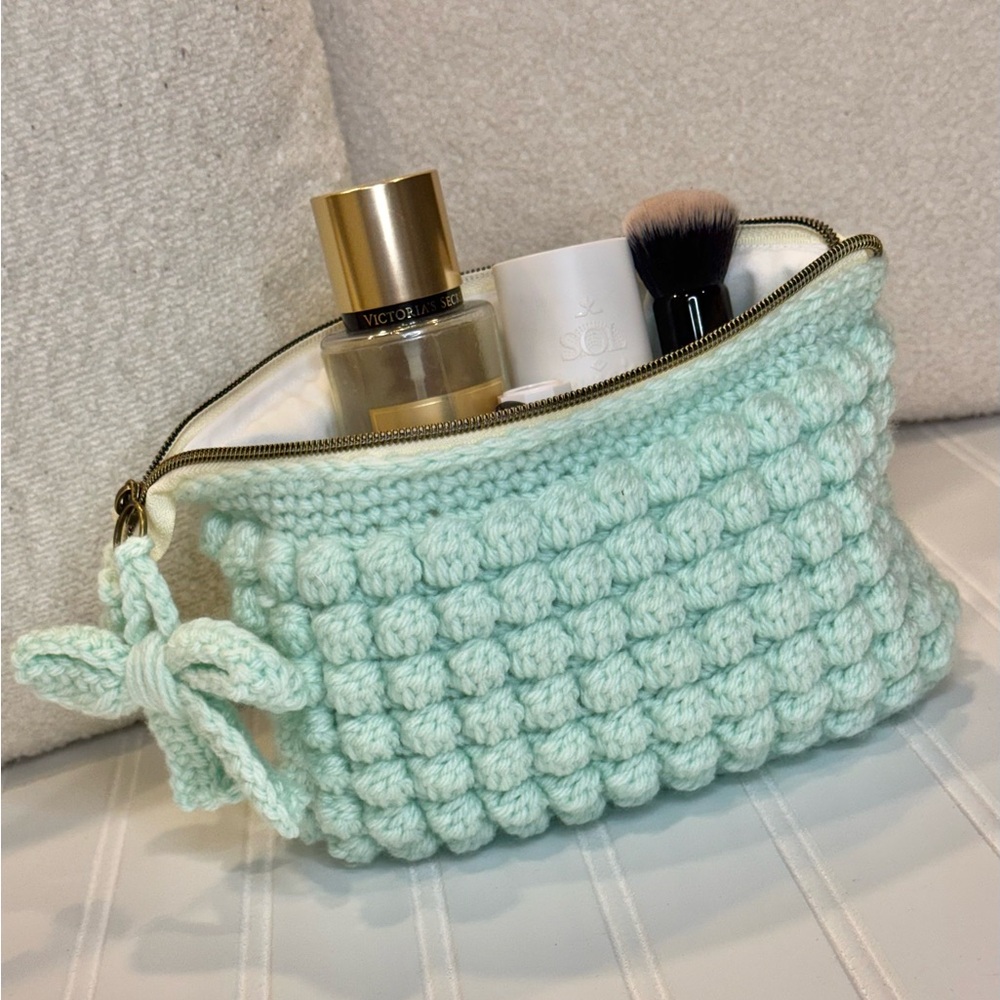 Chic Mint Knitted Cosmetic Bag